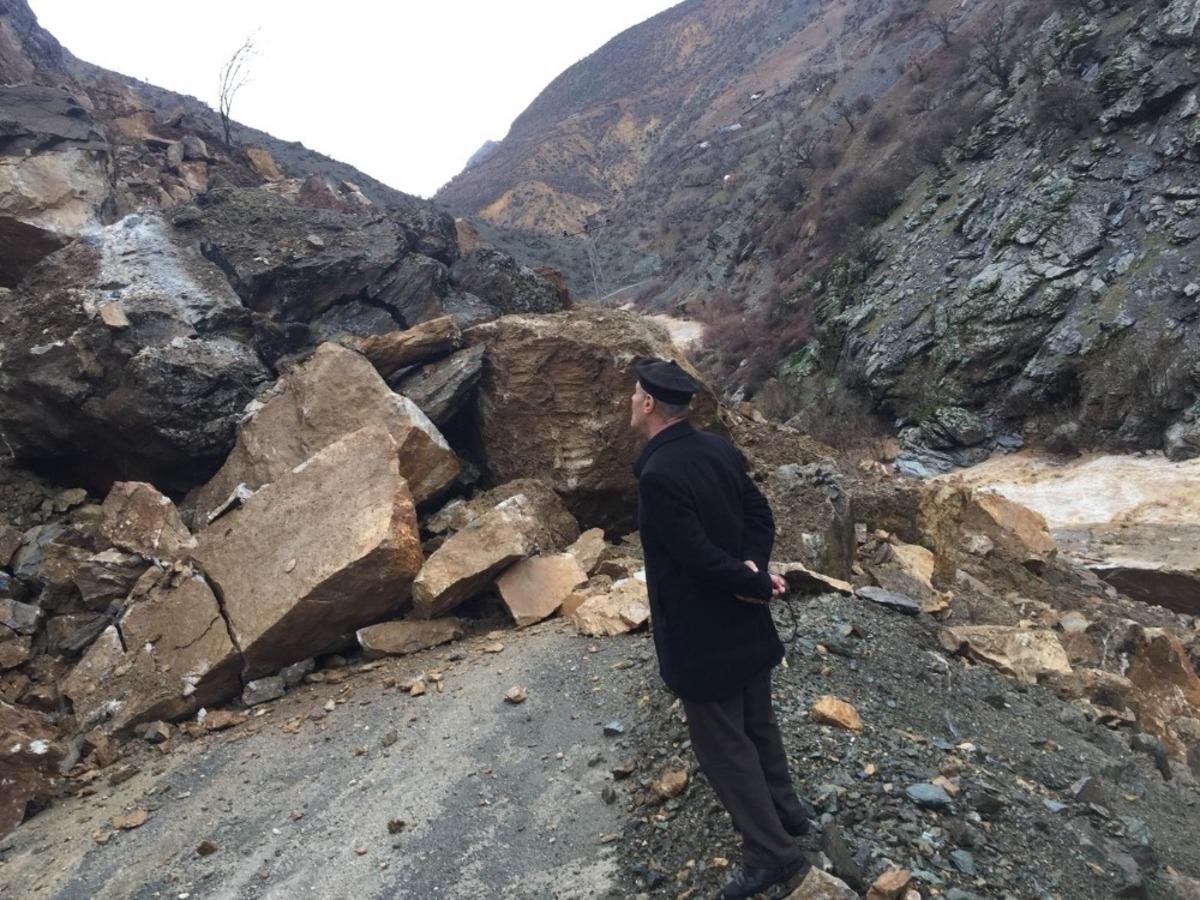 Heyelan nedeniyle kapanan k&ouml;y yolu 4 g&uuml;nl&uuml;k &ccedil;alışmayla a&ccedil;ıldı