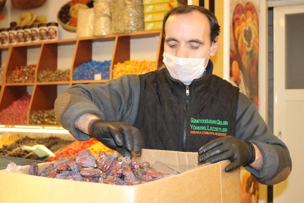 Kuru yemiş&ccedil;i, korona vir&uuml;s tedbirleri kapsamında maske ve eldivenle &ccedil;alışıyor