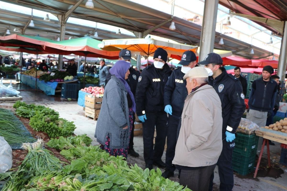 Niğde&rsquo;de polisler yaşlıları evine bırakıyor