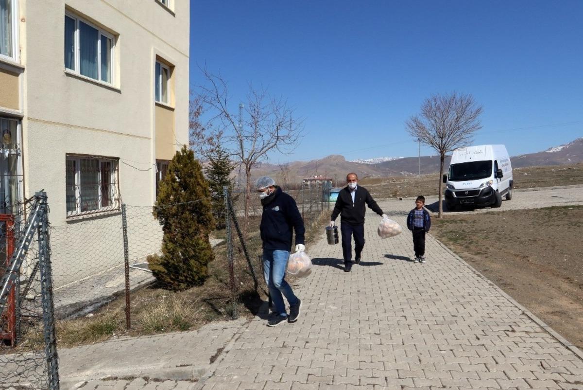 Van B&uuml;y&uuml;kşehir Belediyesinden yaşlı vatandaşlara sıcak yemek