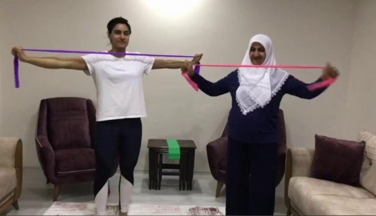 Korona vir&uuml;s tedbirlerine &ldquo;Evde kalıyorum spor yapıyorum&rdquo; videolarıyla destek