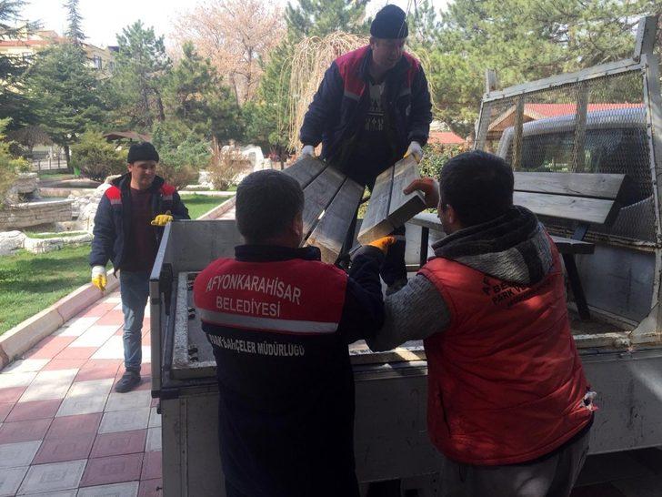 Afyonkarahisar’da parklar bulunan banklar toplandı G3