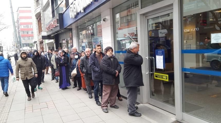 65 yaş yasağına rağmen para çekme inadı