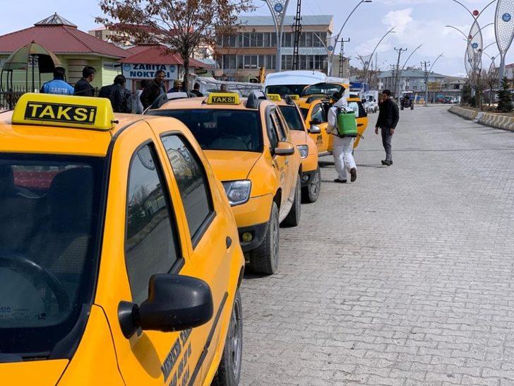 Çaldıran Belediyesi bine yakın aracı dezenfekte etti G5