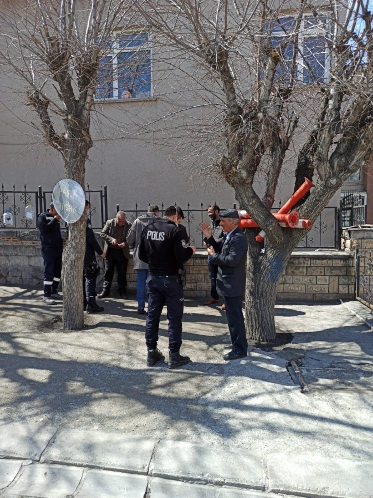 Korona vir&uuml;s yasağına uymayan 65 yaş &uuml;st&uuml; 5 kişiye para cezası uygulandı