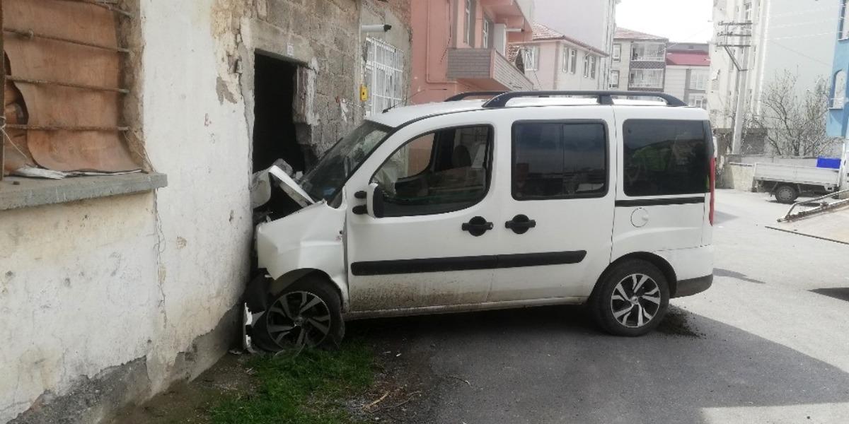 Direksiyon başında şeker komasına giren yaşlı adam duvara &ccedil;arptı