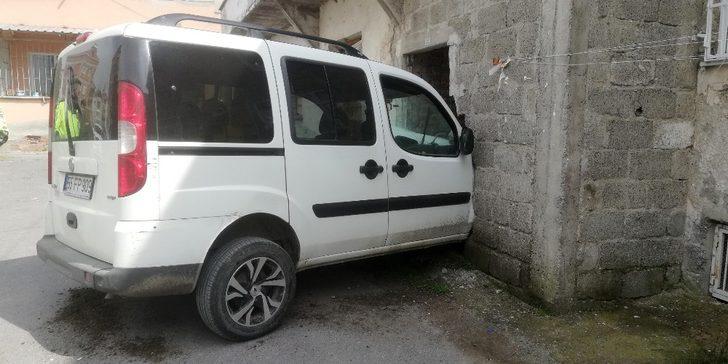 Direksiyon başında şeker komasına giren yaşlı adam duvara çarptı G2