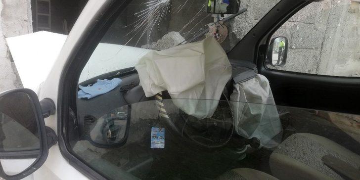 Direksiyon başında şeker komasına giren yaşlı adam duvara çarptı G3