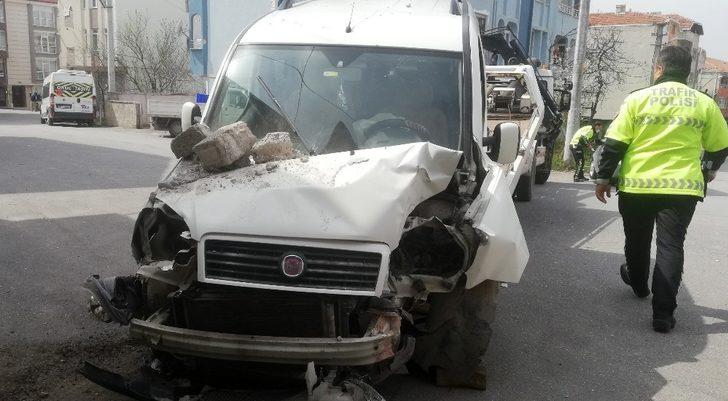 Direksiyon başında şeker komasına giren yaşlı adam duvara çarptı G4