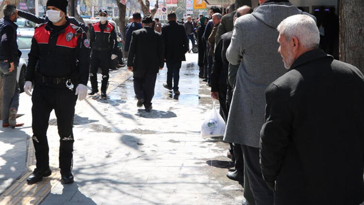 65 yaş ve &uuml;st&uuml; banka kuyruklarında polise yakalandı