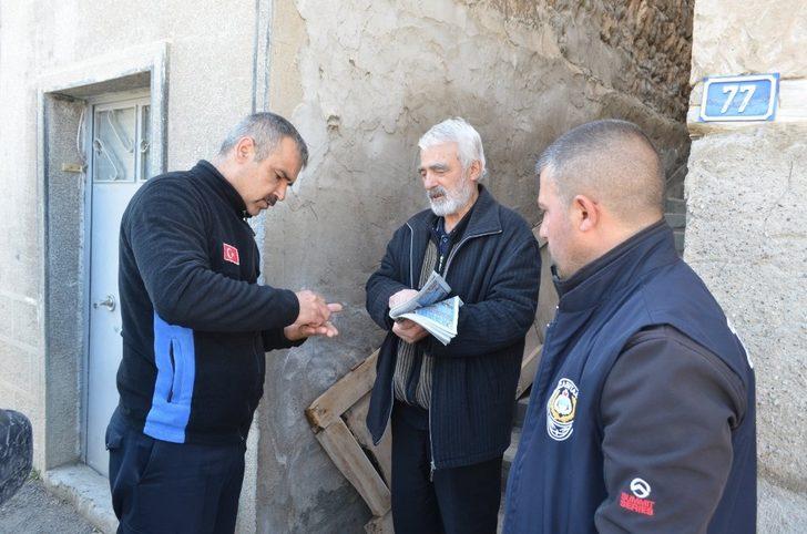 Evden çıkamayan emeklinin maaşını zabıta ekipleri götürdü G1