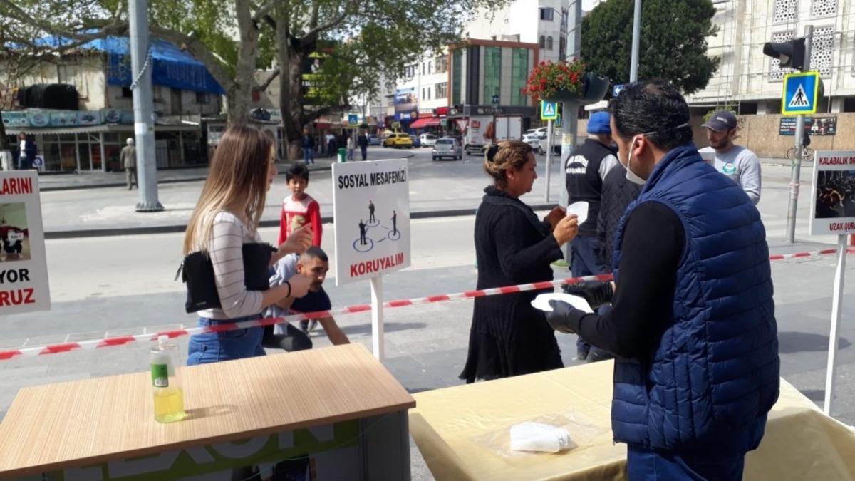 Kolonya ve maske dağıtıldı