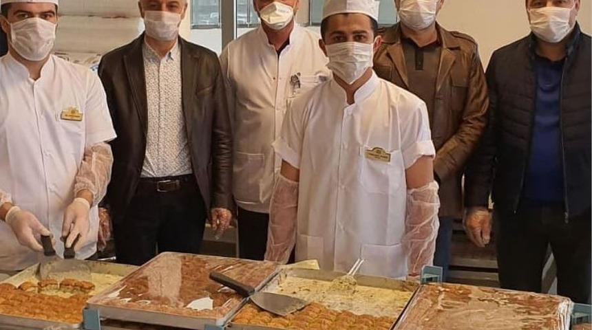 Mardin&rsquo;de sağlık &ccedil;alışanlarına tatlı ikramı