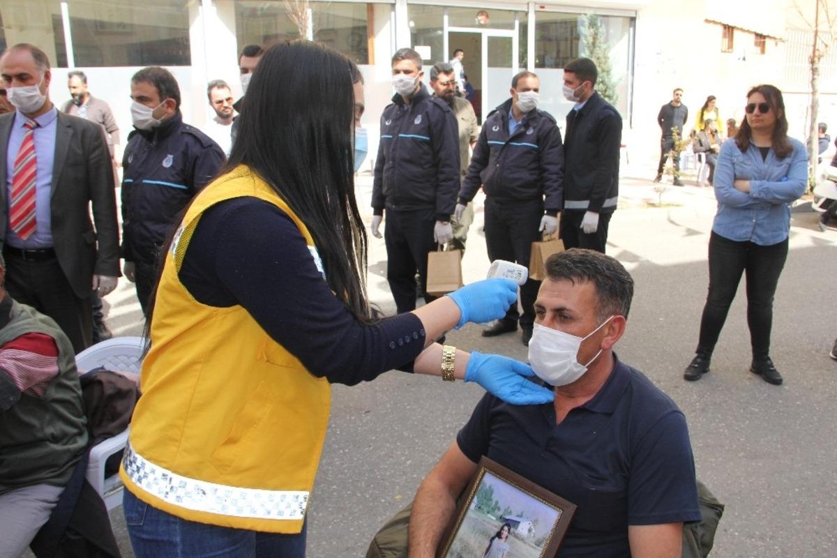 Bağlar Belediyesi evlat n&ouml;beti tutan aileleri sağlık kontrol&uuml;nden ge&ccedil;irip dezenfektan dağıttı