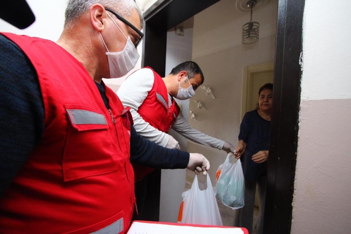 Bayraklı Belediyesinden 65 yaş &uuml;st&uuml;ne alışveriş desteği