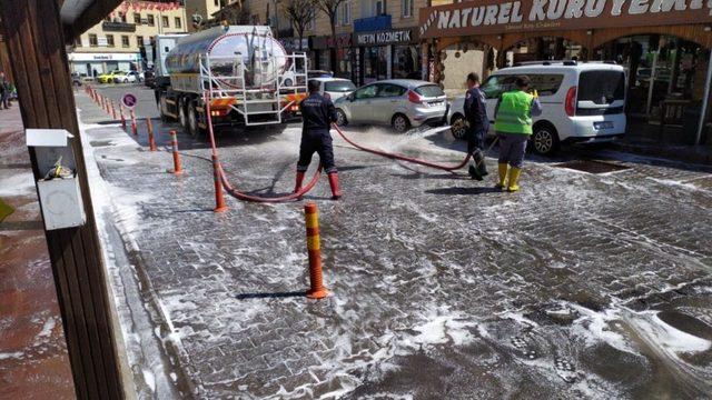 Ürgüp’te çarşı içi dezenfektanlı su ile yıkandı