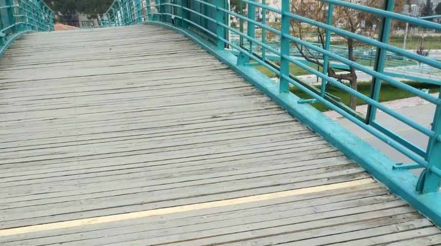 &Uuml;st ge&ccedil;idin yıpranan zemin par&ccedil;aları yenilendi