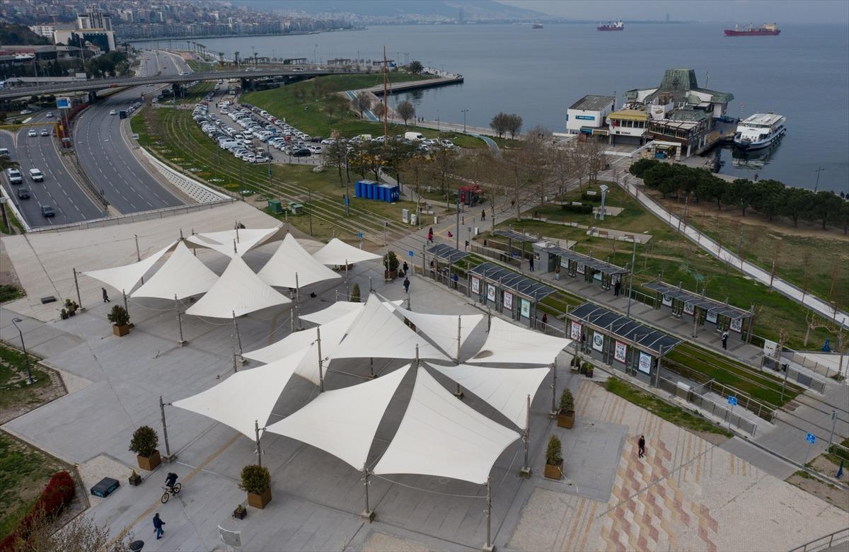 İzmir'de koronavir&uuml;s &ouml;nlemi! Meydanlar hi&ccedil; bu kadar boş olmamıştı