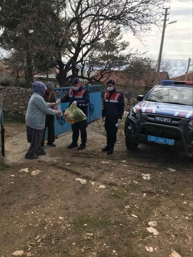 Jandarma ekiplerinden 65 yaş üstüne vefa