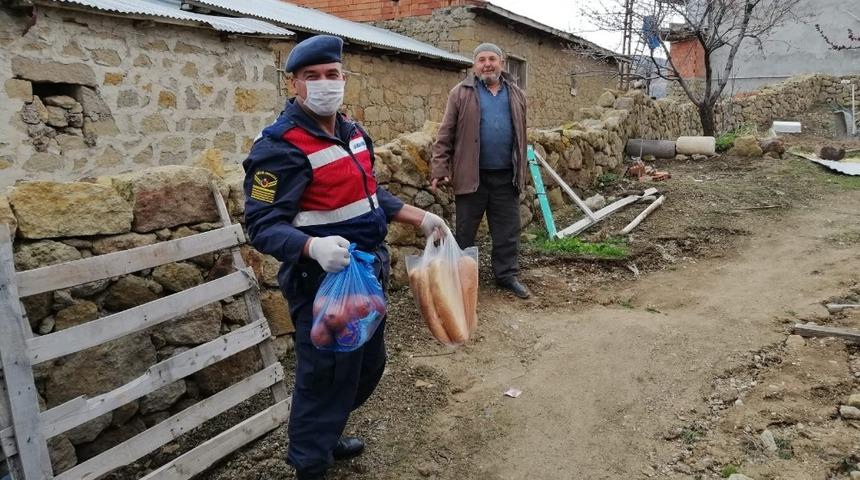 Jandarma ekiplerinden 65 yaş &uuml;st&uuml;ne vefa