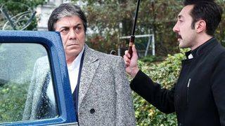 Annesini kaybeden oyuncu Orhan Aydın, virüs nedeniyle cenaze töreninde önlem aldı 