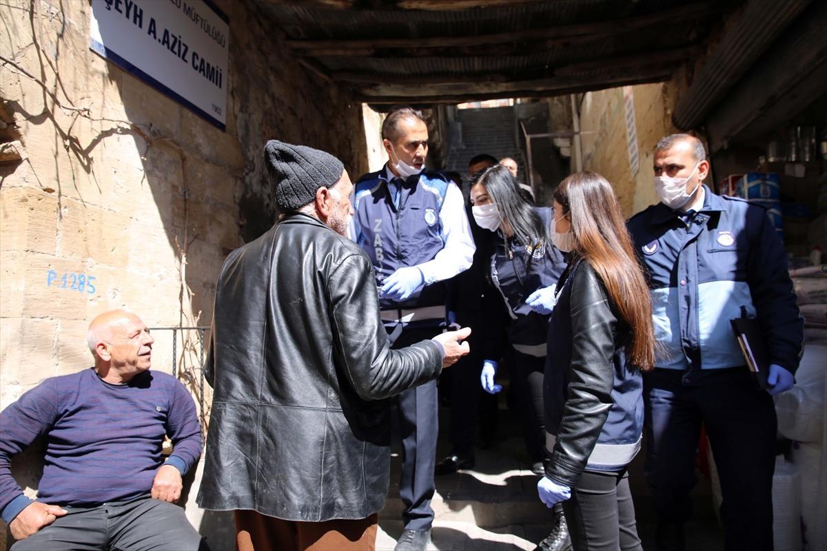Koronavir&uuml;se karşı fedakarca &ccedil;alışan sağlık personeline moral i&ccedil;in tatlı ikram edildi