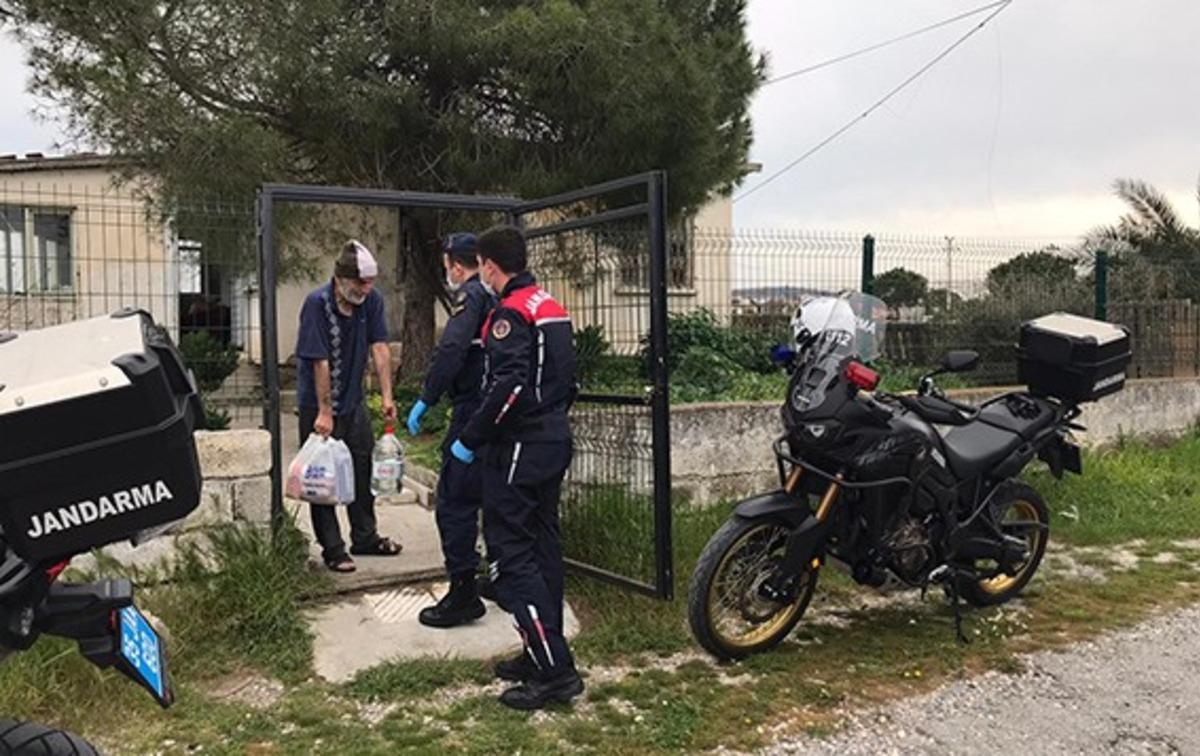 &Ccedil;eşme&rsquo;de, Vefa &Ccedil;alışma Grubu ihtiya&ccedil;ları karşılıyor