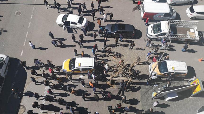 G&ouml;r&uuml;nt&uuml; Diyarbakır'dan! Polis ekipleri g&uuml;&ccedil;l&uuml;kle ayırdı