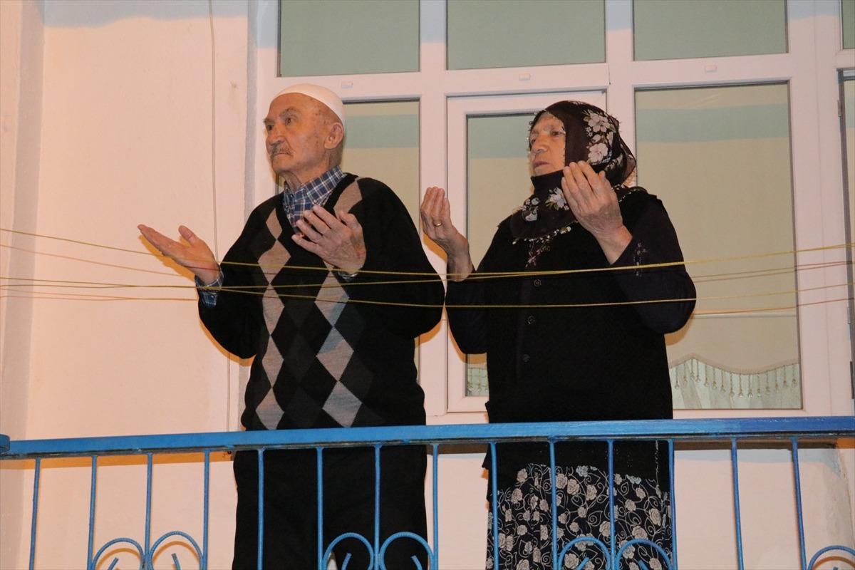 Koronavir&uuml;s salgının son bulması i&ccedil;in camilerin hoparl&ouml;r&uuml;nden dua edildi