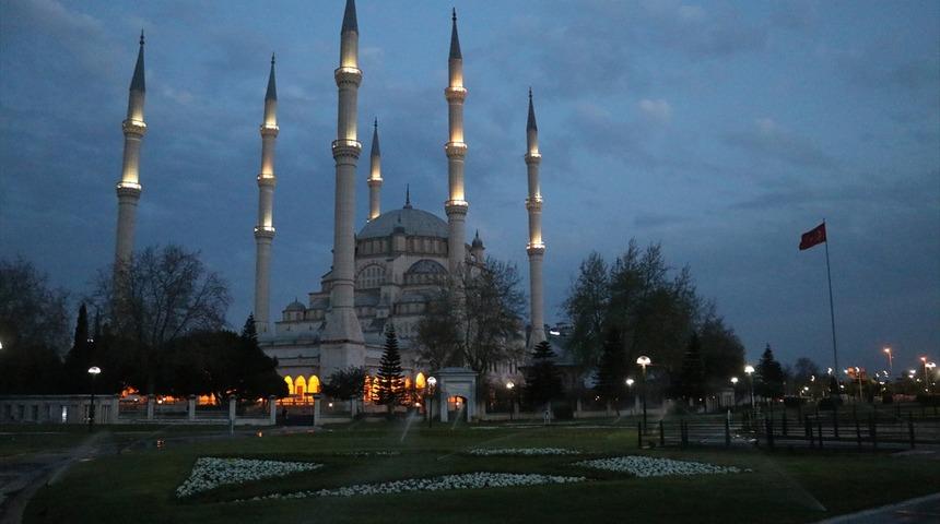 Doğu Akdeniz'de koronavir&uuml;s salgınına karşı camilerde dua edildi