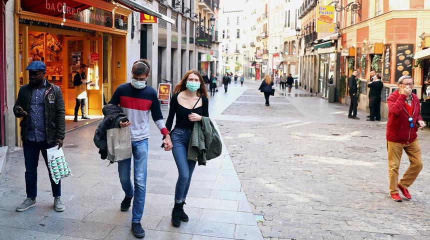 Madrid'de koronavir&uuml;sten &ouml;lenlerin cesedi, morg olarak buz pistinde bekletilecek