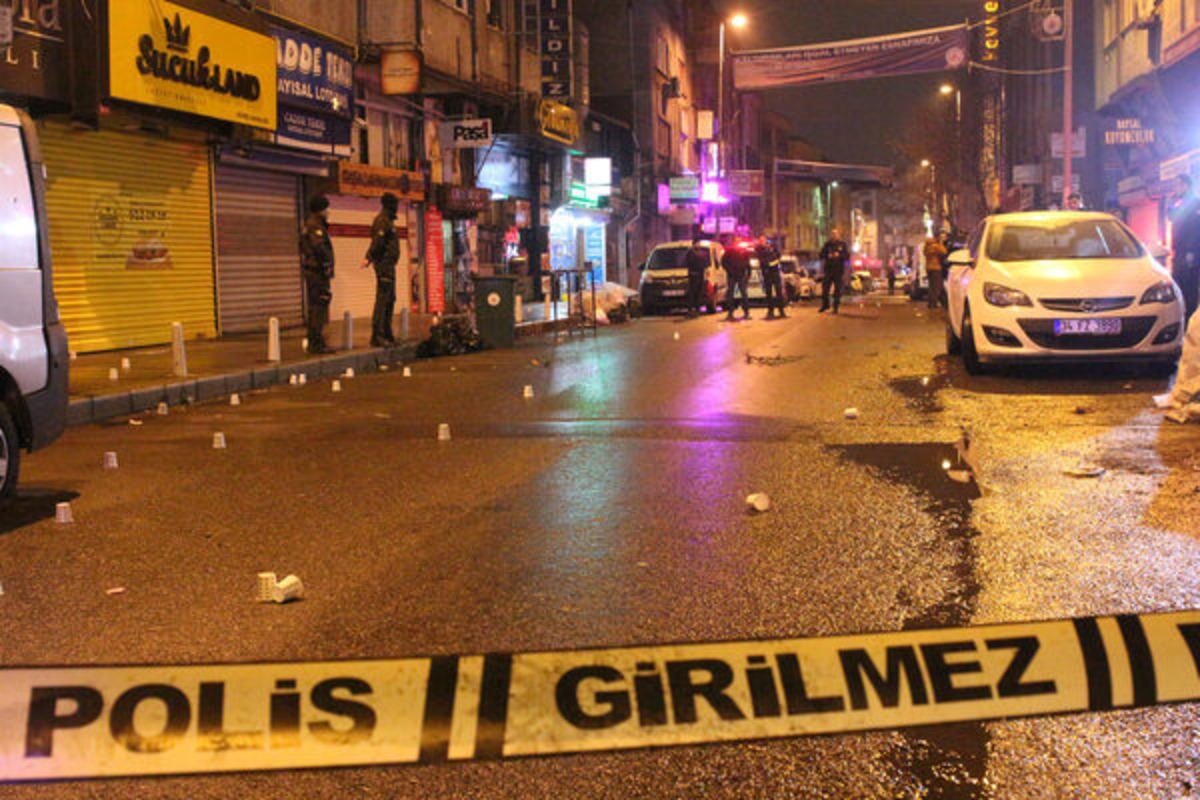 Kağıthane'de, etrafa ateş a&ccedil;an saldırganlar bek&ccedil;ilerle &ccedil;atıştı: 3 yaralı&nbsp;