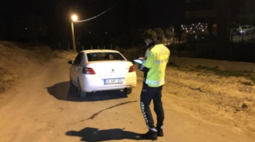 Ehliyetsiz bayan s&uuml;r&uuml;c&uuml; ortalığı birbirine kattı