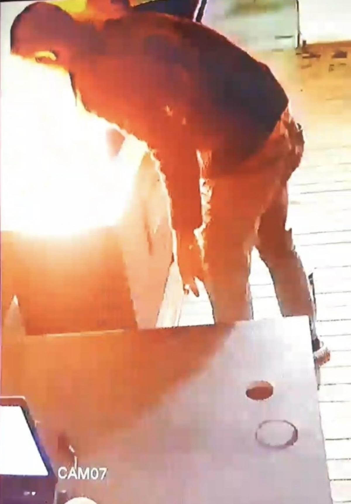 Boya spreyi sıktığı sobayı ateşe verdi, canını zor kurtardı