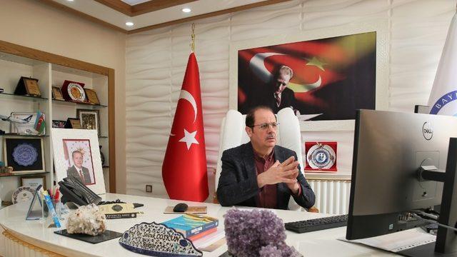 Bayburt Üniversitesinde ilk uzaktan eğitim dersini Rektör Coşkun verdi