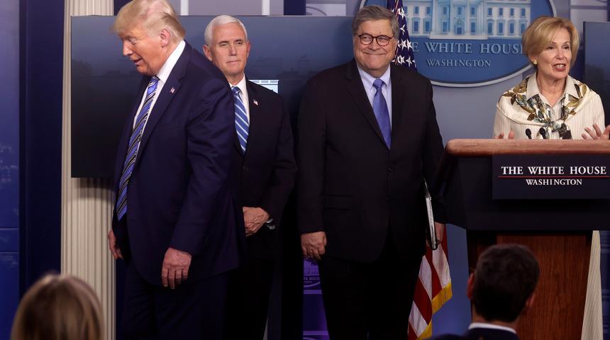 Koronavir&uuml;s toplantısına damga vuran an! 'Biraz ateşim vardı' dedi, Trump hızla uzaklaştı