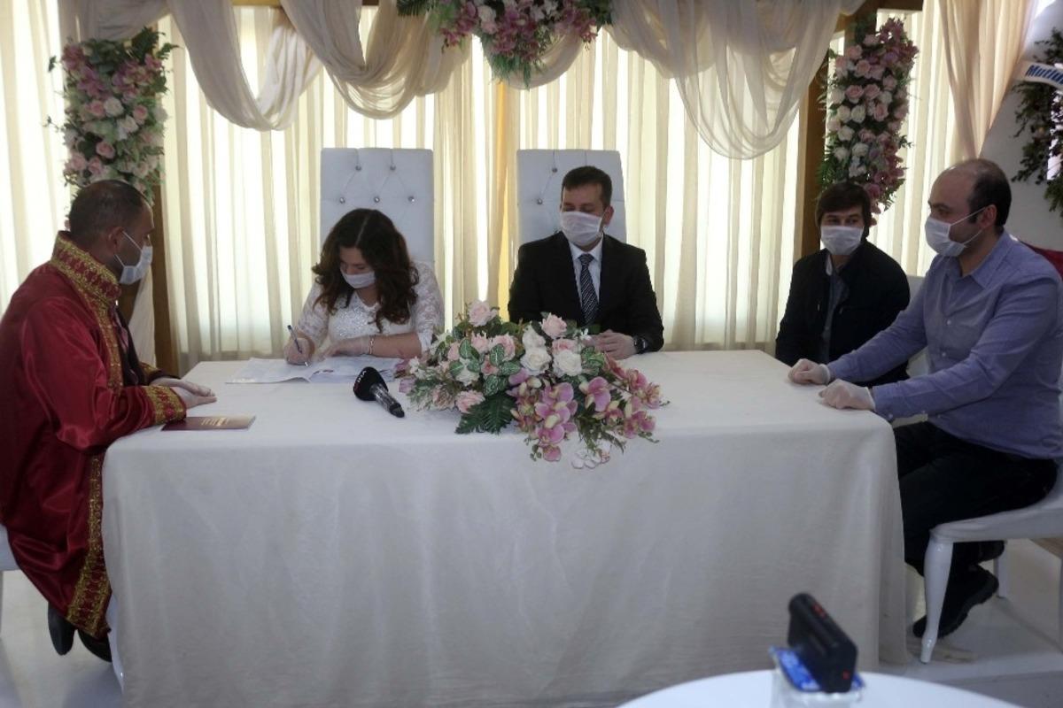 Edremit&rsquo;te maskeli nikah