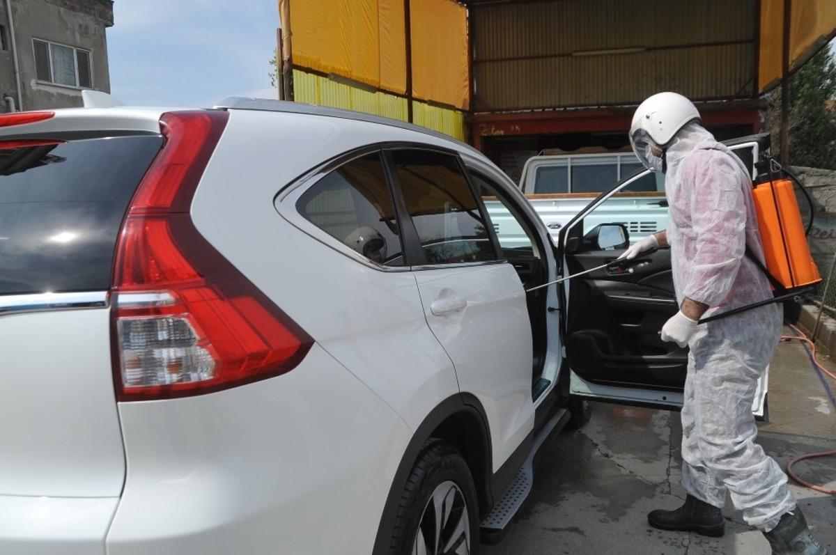 İş yerine gelen ara&ccedil;ları bedava dezenfekte ediyor