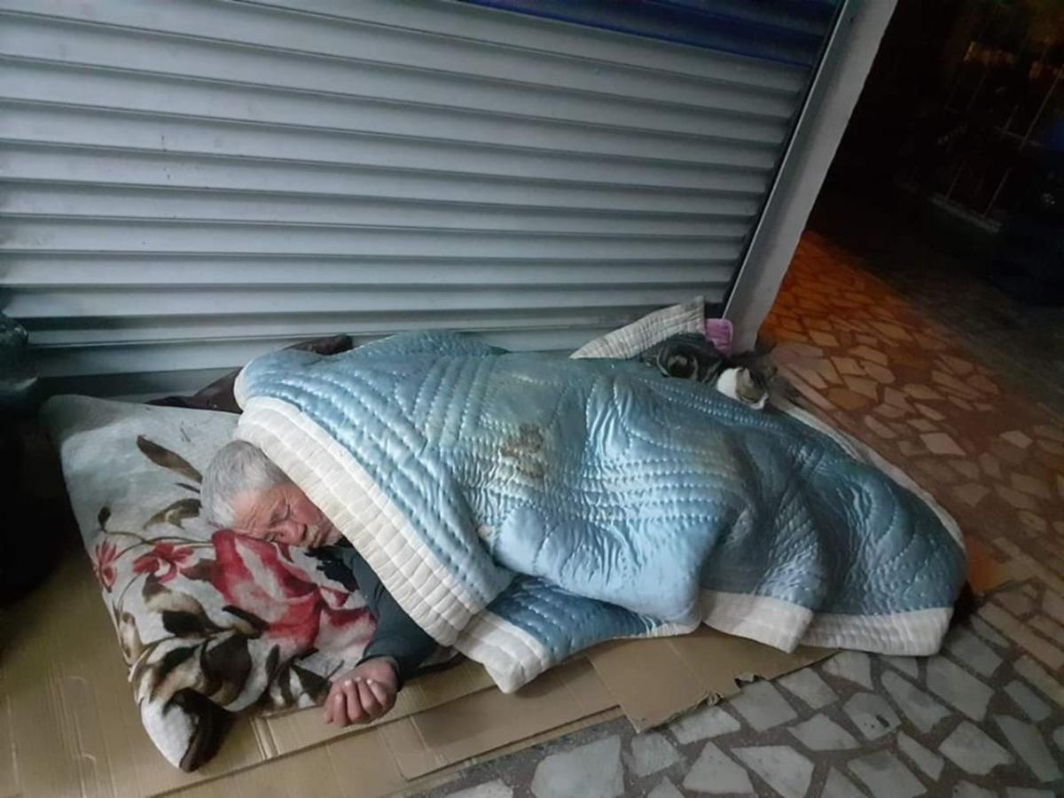 Sokakta yaşayan yaşlı adam i&ccedil;in seferber oldular