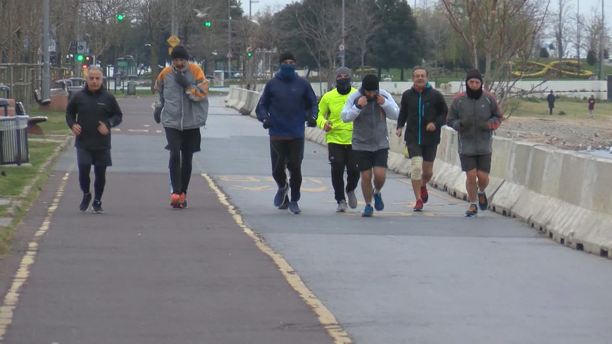 'Evde kal' &ccedil;ağrısına uymayıp, Caddebostan Sahili'nde sabah sporu yaptılar