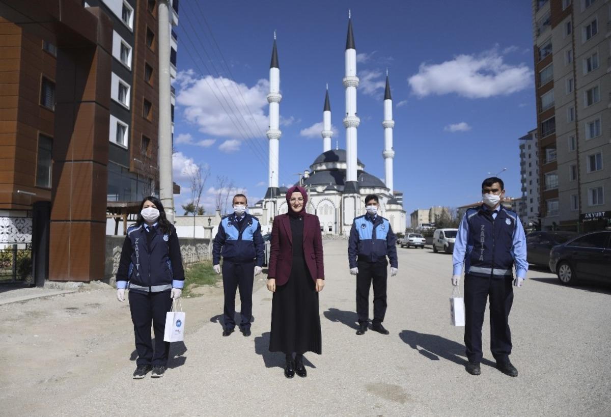 Korona vir&uuml;se savaş a&ccedil;an Akyurt&rsquo;ta vatandaşlara el dezenfektanı dağıtıldı