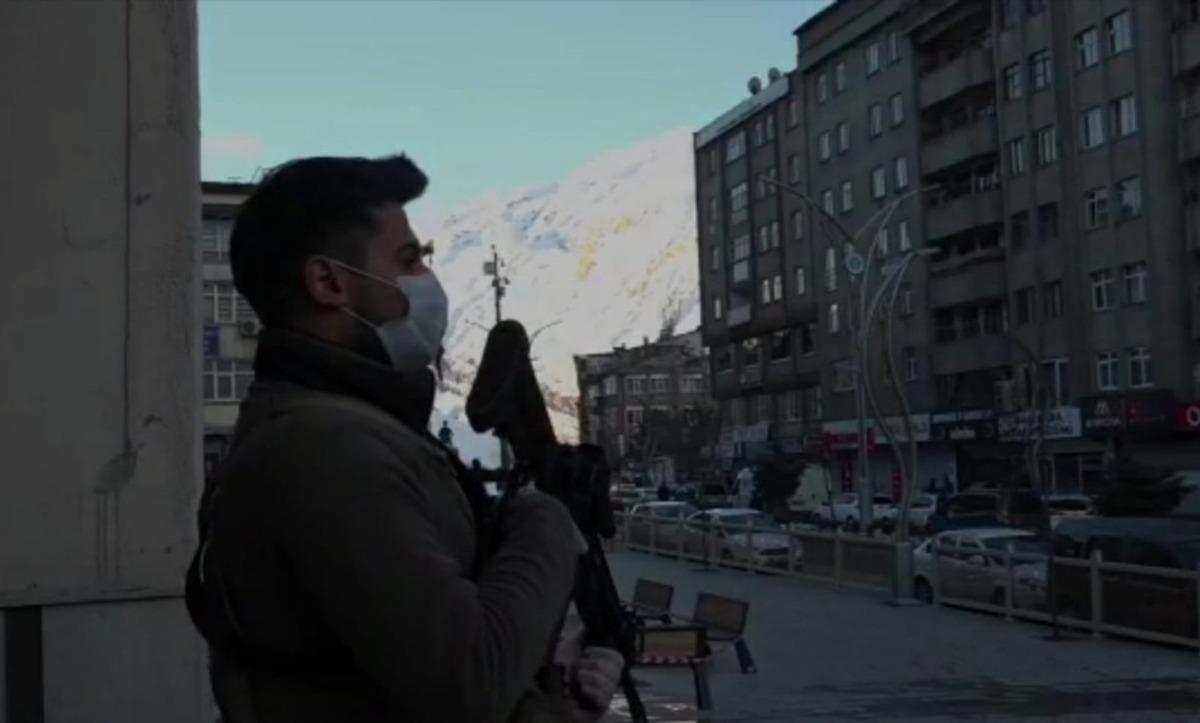 Hakkari polisinden &lsquo;evde kalın&rsquo; &ccedil;ağrısı