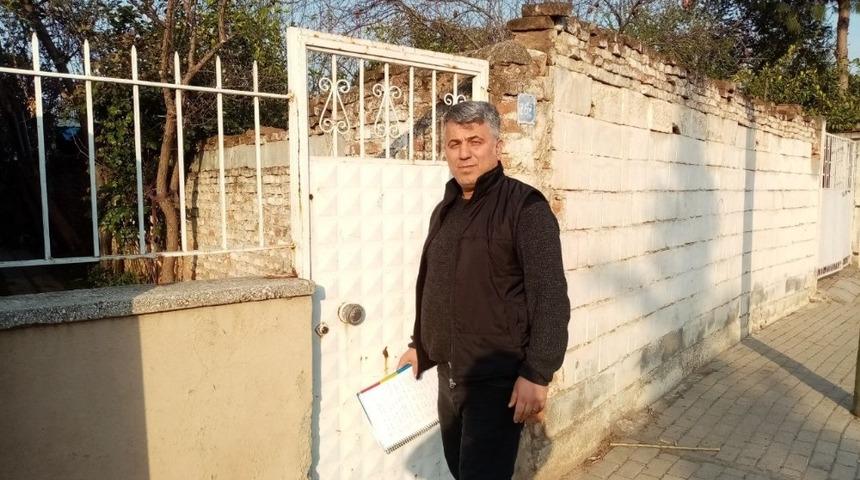 Mahalle muhtarı kapı kapı dolaşıp yaşlıları bilgilendirdi