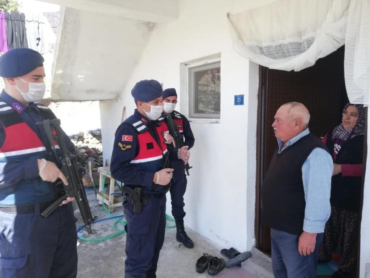 Jandarma 65 yaş &uuml;st&uuml; vatandaşlara yardım g&ouml;t&uuml;rd&uuml;