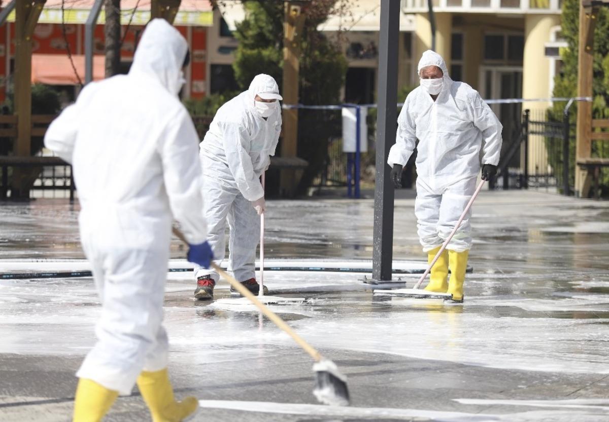 Akyurt&rsquo;ta Cumhuriyet Meydanı ve otob&uuml;s durakları dezenfekte edildi