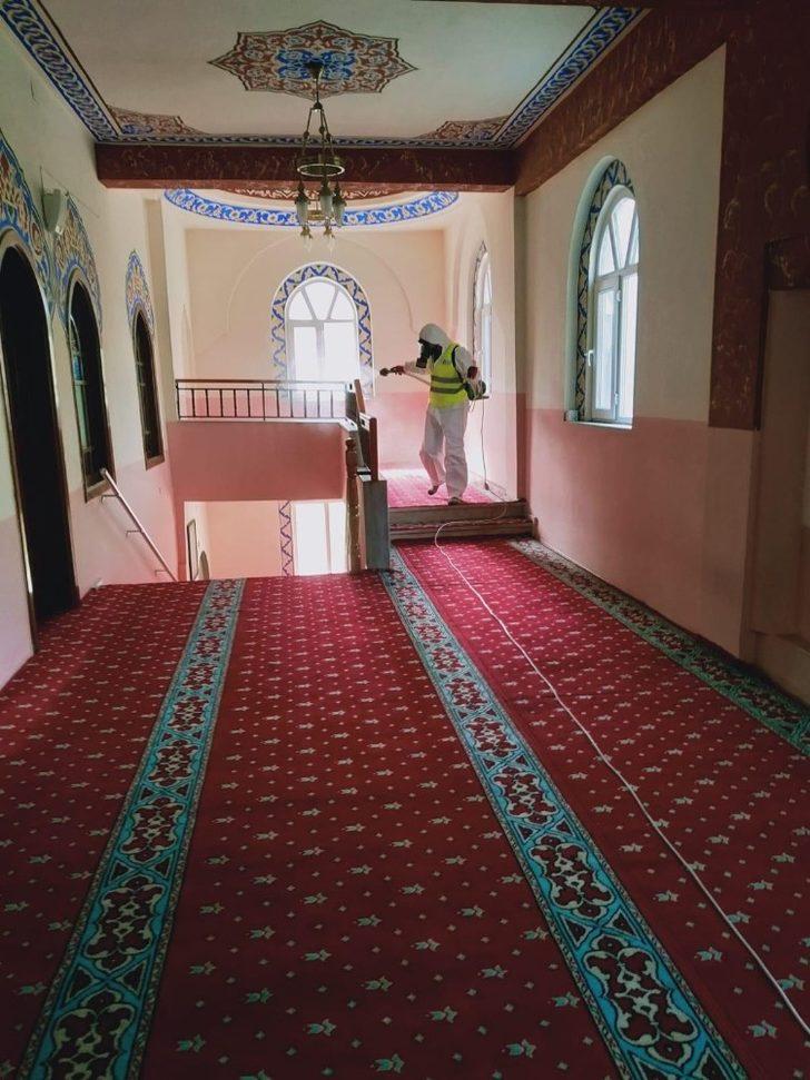 İzmit Belediyesi’nden Bekirdere ve Yenişehir’deki parklarda dezenfekte çalışması G3