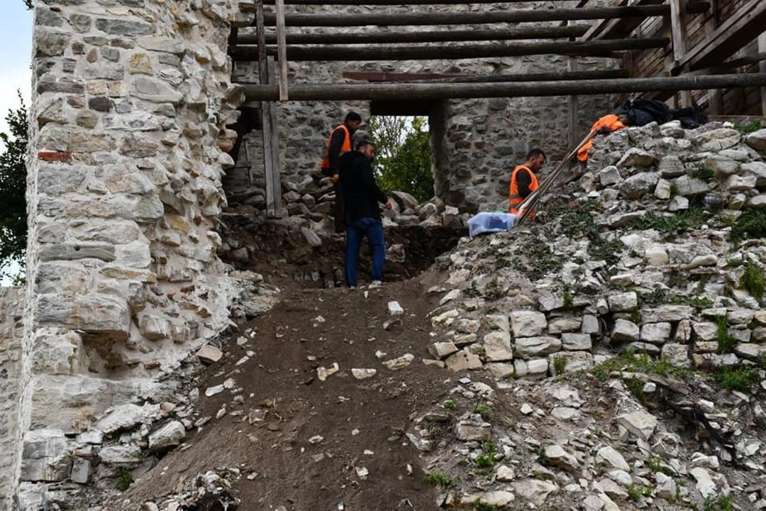 Ceneviz kalesinde restorasyon &ccedil;alışmaları devam ediyor