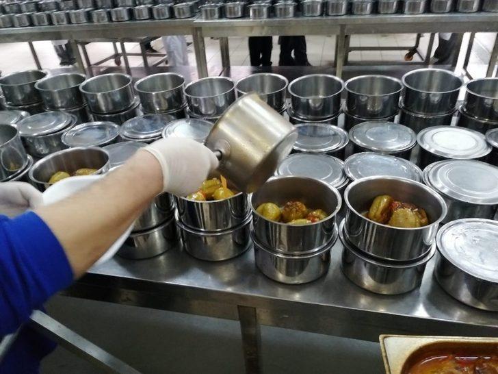 Üsküdar’da yaşlı ve kronik hastalara dev kazanlarda pişirilen yemekler dağıtılıyor G2