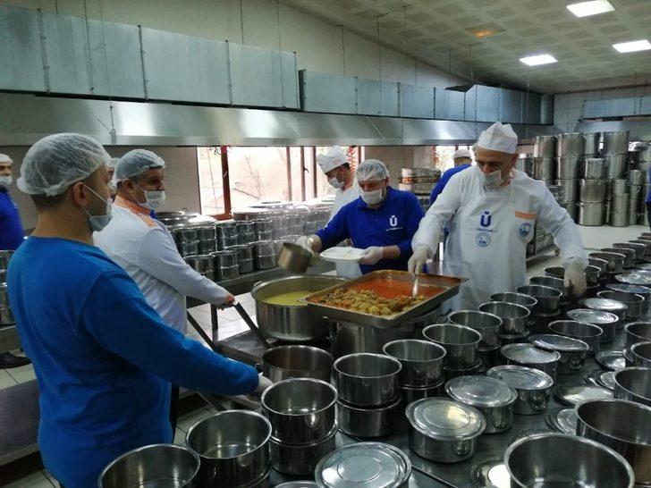 Üsküdar’da yaşlı ve kronik hastalara dev kazanlarda pişirilen yemekler dağıtılıyor G3