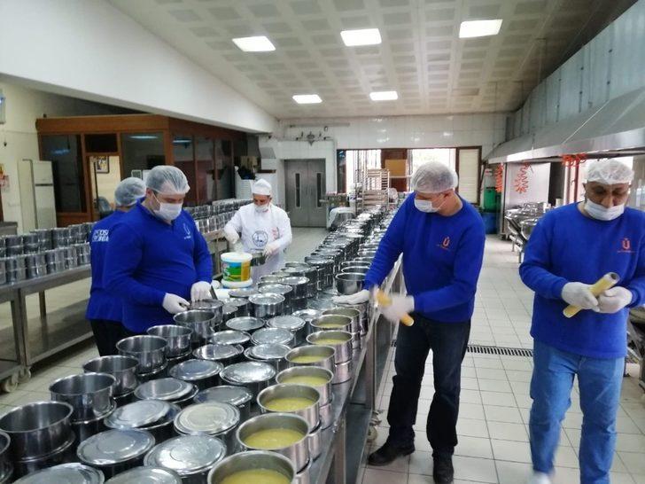 Üsküdar’da yaşlı ve kronik hastalara dev kazanlarda pişirilen yemekler dağıtılıyor G4